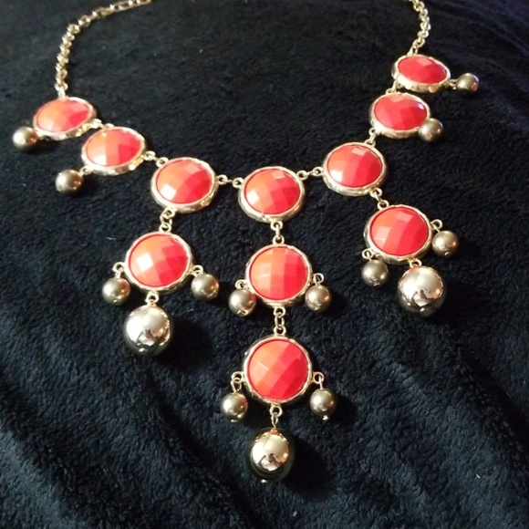 Red pendent statement necklace - Picture 2 of 3